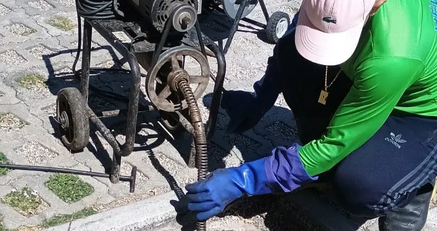 Desentupir pia de cozinha - Desentupidora Hélio Vital: tentou desentupir pia de cozinha e não conseguiu? Ligue já 24 horas para nossa central
